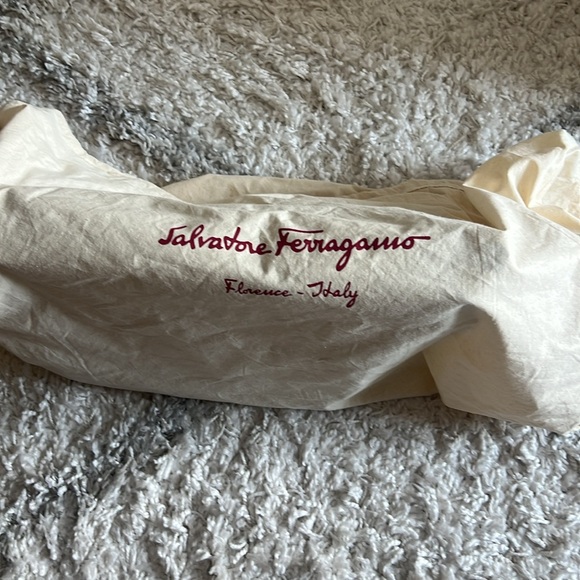 Ferragamo leather bag. - Picture 5 of 8